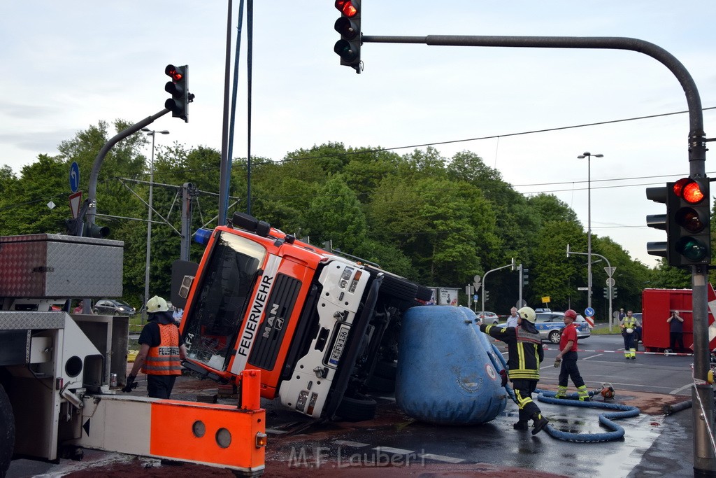 TLF 4 umgestuerzt Koeln Bocklemuend Ollenhauer Ring Militaerringstr P160.JPG - Miklos Laubert